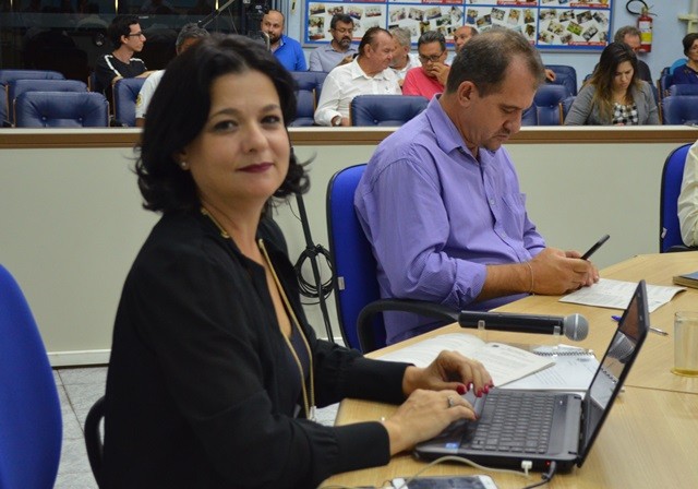 2018515_FOTO - Vereadora pede manutenção e cobertura de quadra em Emef